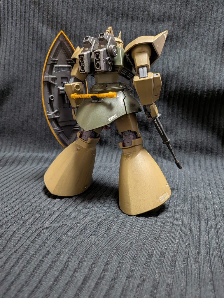 バックパックなしだと寂しかったので昔作成したジャンクのジムストライカーからもってきてそれっぽくディテールアップして使用しています