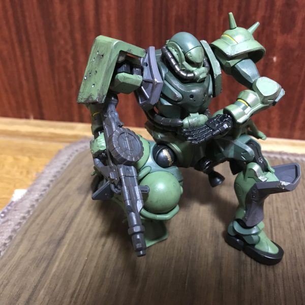 下半身です。脚部ジョイントはゴールドで部分塗装を施しました。ウェザリングがチッピングだけだと寂しいので装甲の角などを欠かさせています。また、一部の装甲を灰色に塗っていますがこれは予備パーツという設定です。（2枚目）