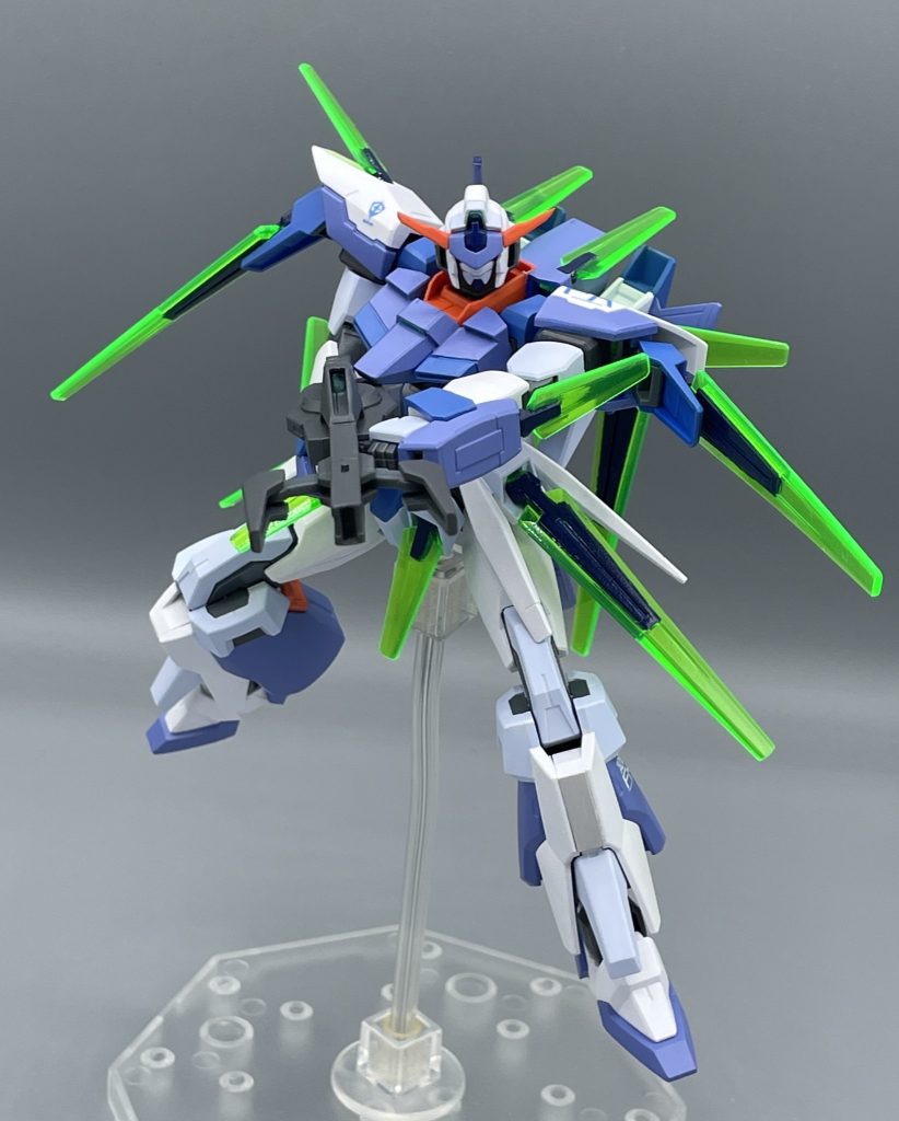 チャージモード　チャージして高火力で撃ちます。キオ君の元々のMSはガンダムAGE-3で、ZZよろしく高火力ビームをぶっ放す機体でした。そのため、高火力なライフルの扱いはお手の物です。　ガンダムAGE世界では、ニュータイプ概念の代わりに「Xラウンダー」という能力が存在します。　最序盤の主人公、フリットは戦闘を重ねるうちにXラウンダーとしての素質を開花させていきますが、その息子であるアセムにはXラウンダー特性が受け継がれませんでした。