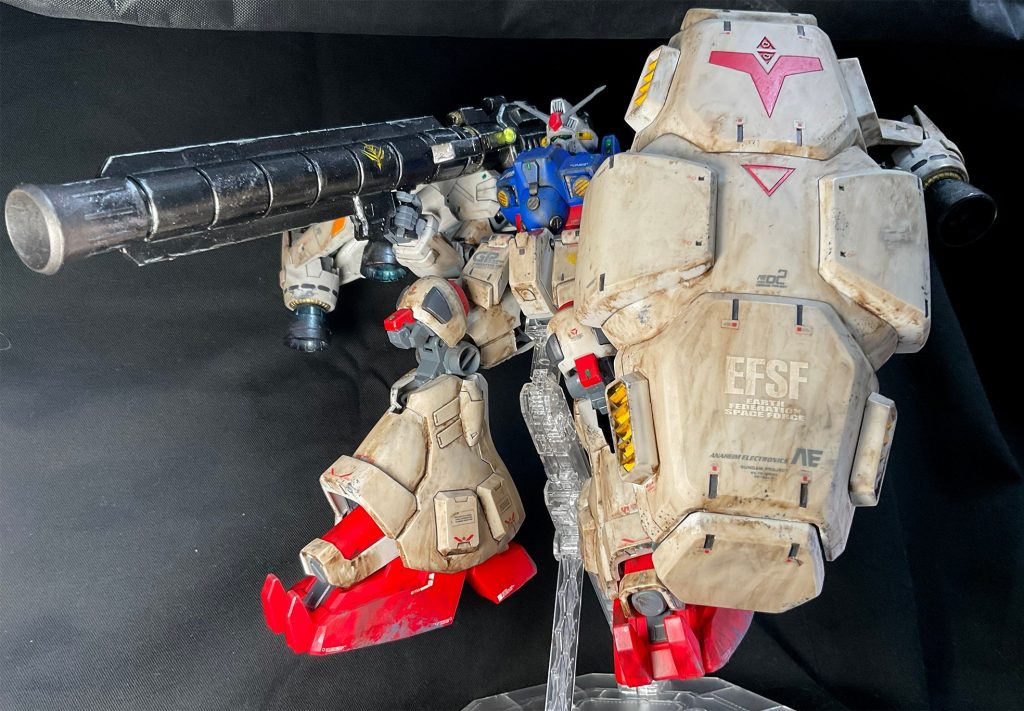 左斜め機体全体のシルエットが見える角度です。サイサリスの丸みのある装甲と、重MSらしい存在感が出せたと思います