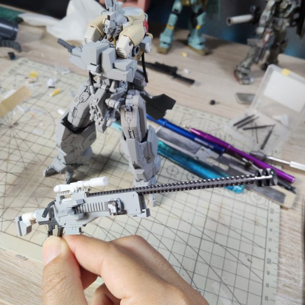 本体行き詰っていて、息抜きにロングバレルライフル作ってたら楽しくてどんどんバレルが伸びていってます。長く重くなってきたので右手でも掴めるようにしてます。あとはマズルをつくれば完成です。（3枚目）