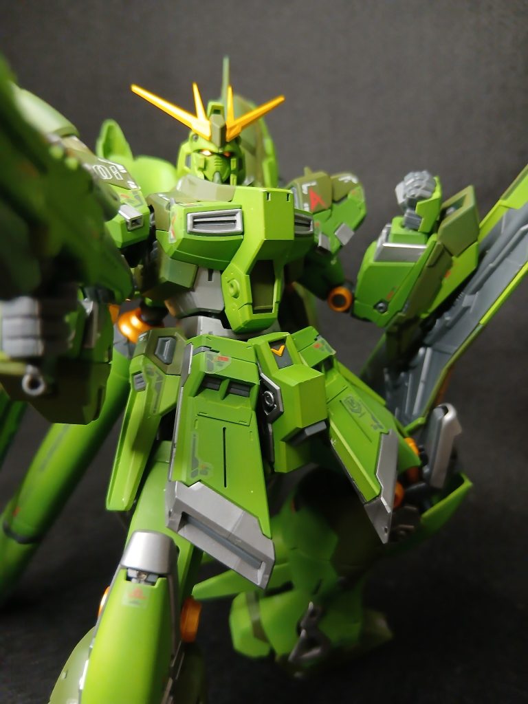 同じ機体・グレードで2体作ったのは初めてです。それほどHi-νはカッコいいです(zaku-kao3)