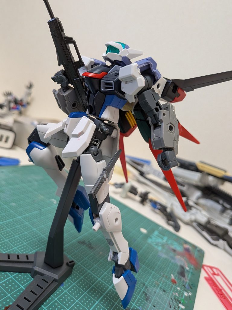 ZGAF-225-X　バロードフリーダム本機はレンが製作したガンプラであるレン本人、戦闘を好んでは居なく、フォース内でも指示出し等が主である。フリーダムの羽を廃した変わりにエールストライカーを装備することもあるが、その機動力を活かした戦闘はしないとはいえただの頭数合わせの戦力でも無く、ちゃんと戦えば強くまた、各所に3mm軸が設けられており、汎用性もある