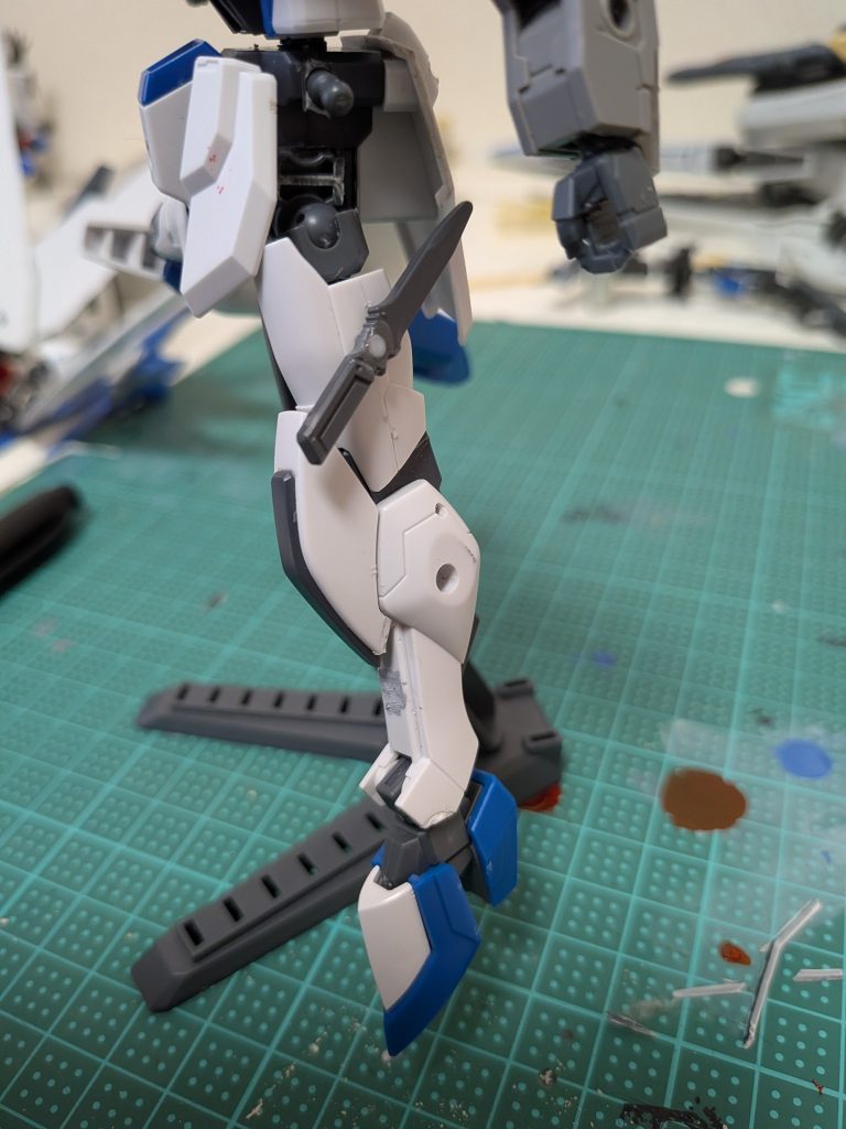 左太腿装備ダガーナイフアーマーシュナイダーを左太腿に取り付けたもの本機唯一の近接武器である