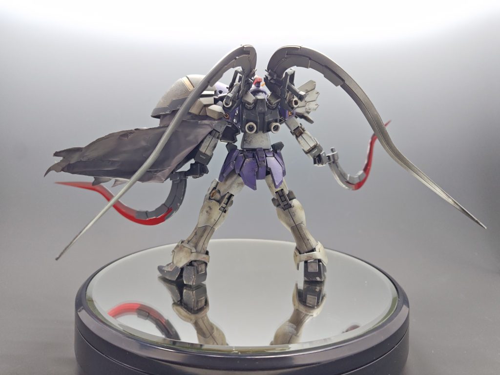 武器持ち手パーツ追加して、背中にマウントさせつつ両手に持たせてます。盛りはロマン