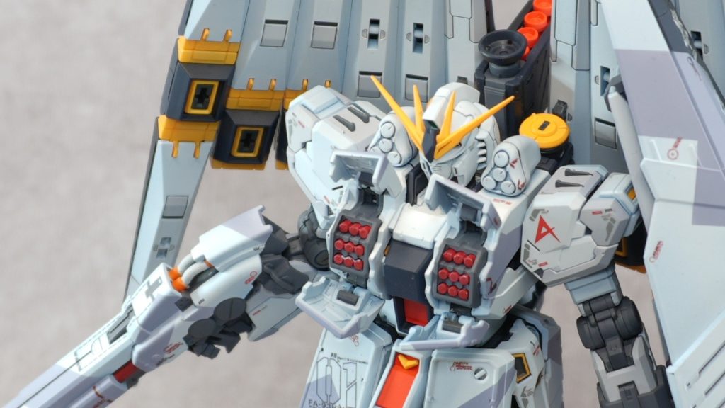胸部のマイクロミサイルランチャーも塗りわけています
