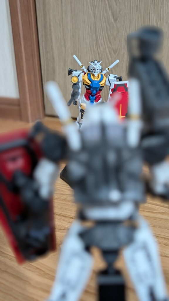 白いガンダムを迎撃する01ガンダム