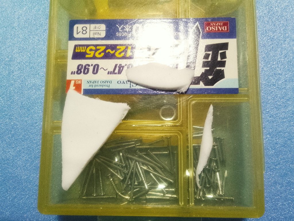 百均　樹脂粘土でスカートを生成して行きマス。