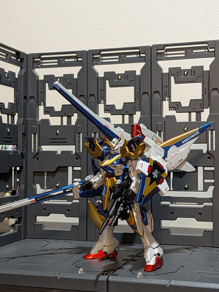 シールドをMGのようにビームシールド発生部に接続できるように改修してます！なので武器の両手持ちが可能です！ウッソ君なら使いこなせるはず！