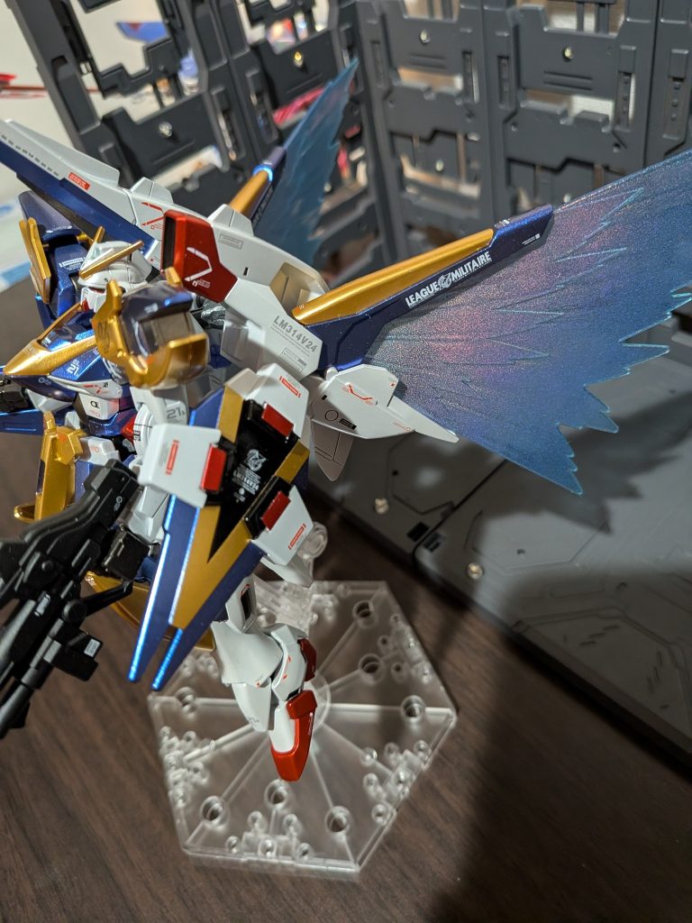 光の翼は少しガンプラマーカーで塗装しています。アニメでは光の翼が青かったりピンク色になるのは何故なんでしょうか？ご存知の方教えてください。(gundam-kao5)&nbsp;