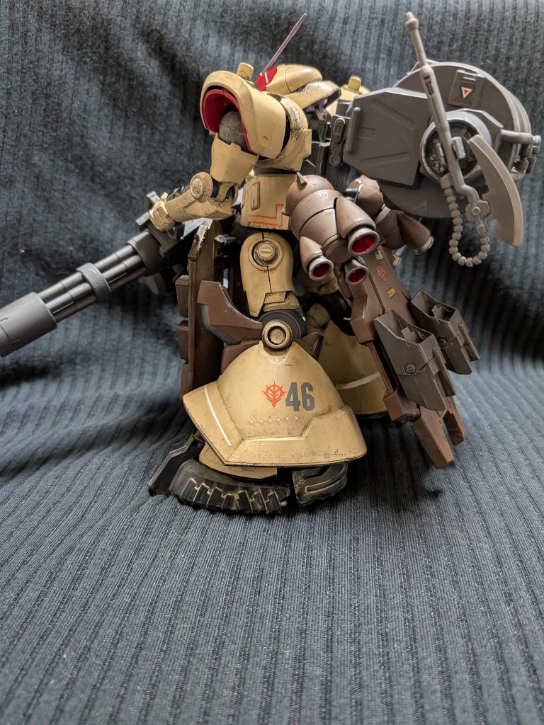 フロント、リアアーマーは基部のみ元キットから流用しジャンクパーツの寄せ集めで作成デザインの都合なのか足首がほとんど傾けられなかったので足首の根元のみ2mmほど延長し少し開脚できるようにしています