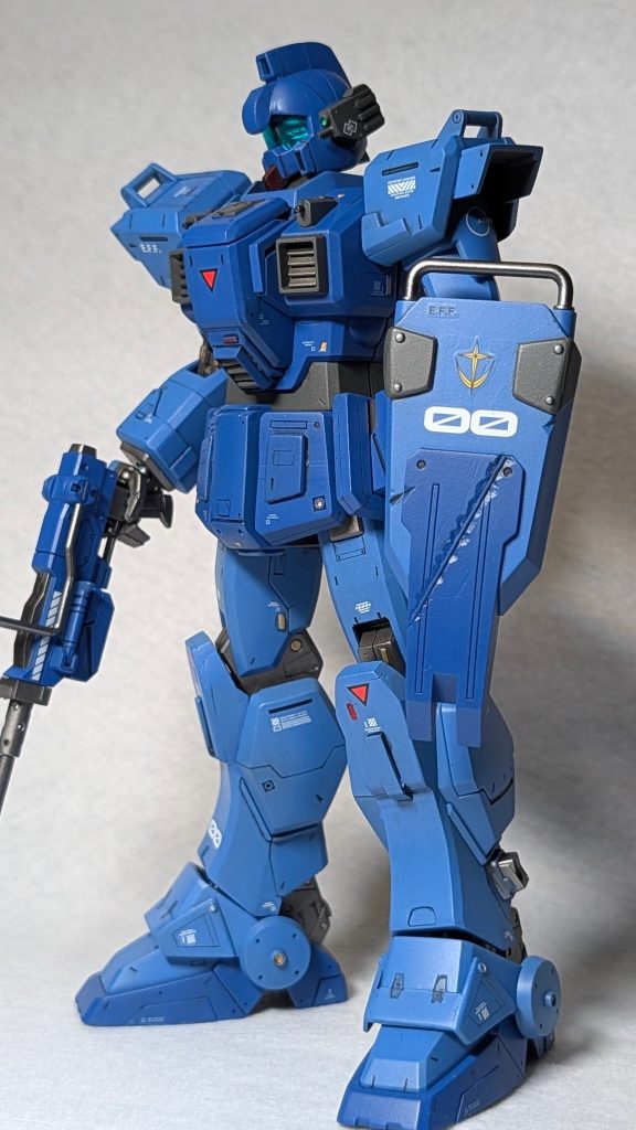 カラーは概ねオリジナル通りの調色。シールドは、中古屋で買ったときからダメージ処理されてたのでそのままで。あと手首がユルユル〜