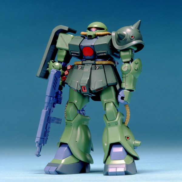 前回の旧キット　リック・ドム　ツヴァイに引き続き　旧キット　ザクFZ改をリメイクします🙇①旧キットのデフォルト状態の公式画像となりマス。②初版を製作したのは高1の頃だったと💦　約四十年年経過の代物デス。③頭部は紛失となるのでHGUC版のヘッドを流用　モノアイは百均アイテムラインストーンシールで再現デス。④ランドセルは部分的に金属パーツに変更ディテールアップを行ってイマス。⑤上半身（胸部）は分割面取り⇒再接着。上半身下部の「出渕裕穴⇒通称渕穴」をピンバイスで開口して再現で本日の作業は終了デス。最後迄お付き合い頂きましてありがとうございました😊（2枚目）