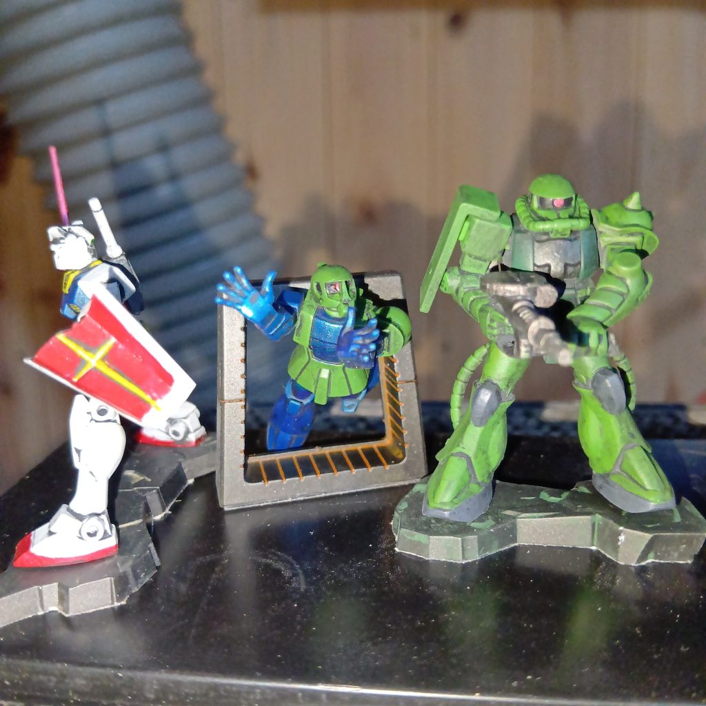 シールドが切られたガンダム、劇場版ポスターで黒い三連星と対峙しているシーンのやつなんで、背中を正面にしてみました。リアルタイプカラーにしたら良かったと後から思ってます💦