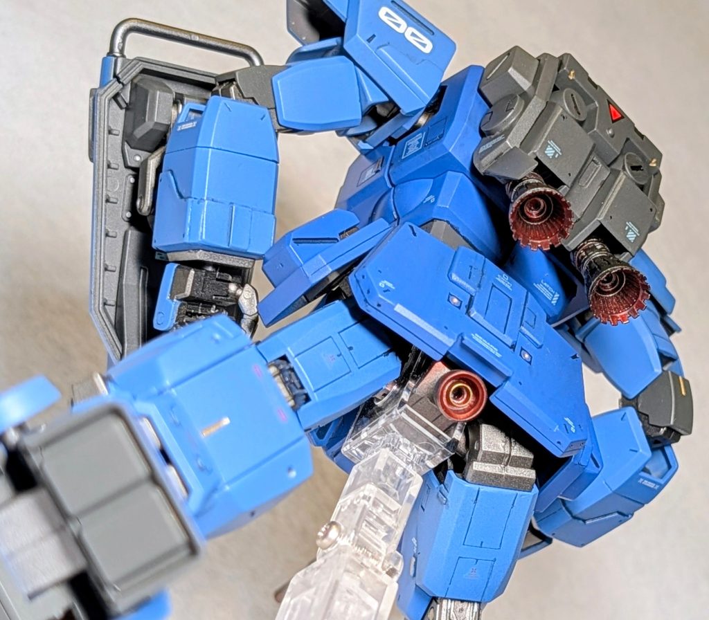 尻にバーニア接着したらリアアーマーに干渉することが判明…止むなくアーマーカット。キレイにカットできたので、90度変えて再接着。それっぽくなったんで良し。