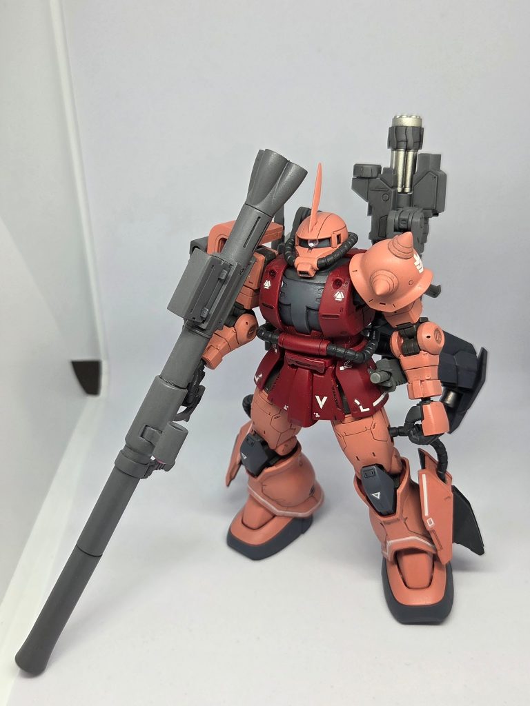 昨年11月17日、第二子となる長女が誕生しました(zaku-kao6)何気に誕生日がシャアと同じという、ガンダム好きにはたまらんシチュエーションとなりました。息子が生まれるときはだいぶ時間がかかったので、今回もそんな感じｶﾅｰ？と思ってたら、陣痛から３時間ほどでｽﾙｰﾝと生まれてきてくれました(zaku-kao4)早い！早いよ！立ち会い間に合わなかったよ(泣)まずは無事に生まれてきてくれて何よりです。以前から長男と同じく何か記念作品作ったろ！と思っていたので、誕生日が同じというサプライズもあり、積んでたORIGINのシャアザクを手に取りました。武装や一部装甲を外せば、ノーマルのシャアザクに戻せるよーにしています。整形色もカッコイイのですが、娘ﾁｬﾝの機体としては、ちょっとドギツいかな？と個人的に思ったので、水性ホビーカラーのシャアピンクをスポンジ塗装しました。いじってる最中に手が滑って落としてしまい、ブレードアンテナがへし折れたので、ギラーガのツノで代用しています。オリジナル機体には、何かしらのAGE要素を入れたい衝動に駆られます……(gundam-kao8)