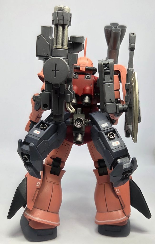 コンセプトとしては、シャアザクの特徴である高機動をさらに伸ばしつつ、火力もマシマシな方向に持っていくことにしました。結果、さまざまな武装を使い分ける、単独強襲&拠点制圧が可能なエース機的な感じになりました。ジュピターヴガンダムのスラスターがいい感じに装着できたのがミソですね。何かオリジナル機体を作ると背面がゴテつくな……(笑)
