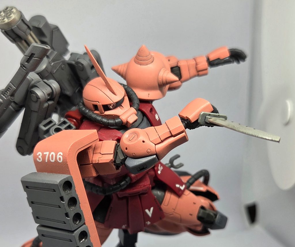 お腰に付けたアーミーナイフでスパローばりの連斬を決める、ムスメイジングザクさん！14連斬で怒りゲージもMAXだ！(違う)シールドには出生時の体重を表記しています。お兄ちゃんよりも大きかったよ！