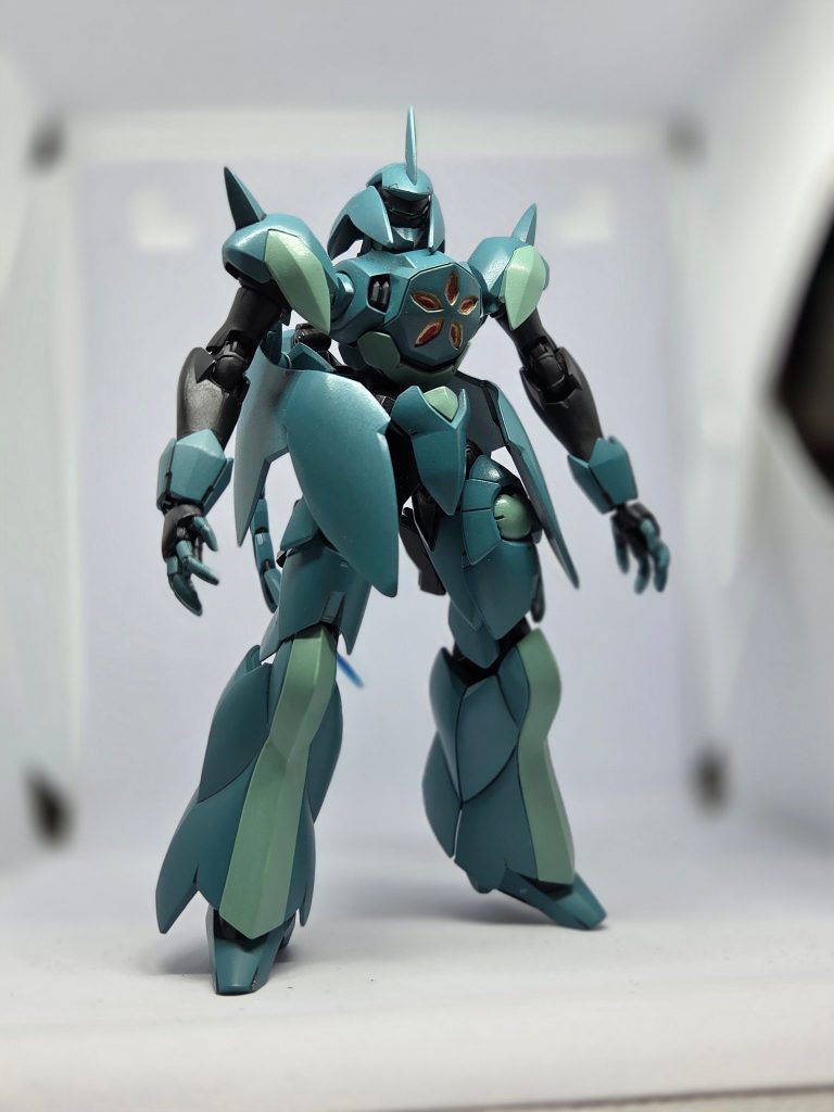 AGEにハマり出した当初にノリノリで作ったHGのバクトさん。ノリノリで作っていたら胸パーツを割ってしまい、何とかくっつけて完成させたものの、何かモヤモヤしたまま放置していました。しばらくぶりに手に取って、何かオリジナル要素を加えてみたいなーと思い、本編で印象的だったしゃがみ小キックが出きるように改造することにしました。ハインドリーのパーツを使って足回りをメインに改造した結果、HGとしては結構大きめとなりました。バランスを取るために腕もパーツを足して延長しています。