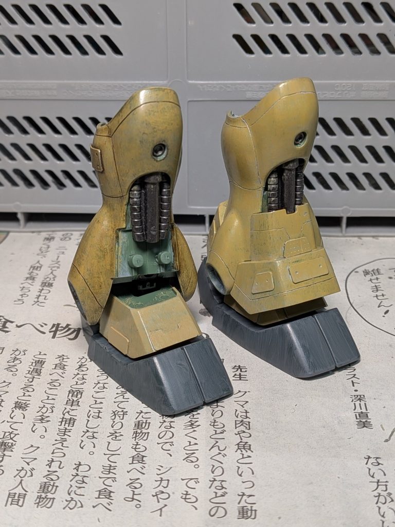 左は、ウェザリングカラーのグランドブラウンでウォッシング、その後ブラックでウォッシングしたものです。ちょっと汚し過ぎたかなぁ…🫪