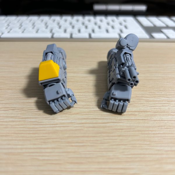 やっぱり一度作ったことのある機体はかってがわかっているので作業が早いですね。・量産型νガンダムのディテール追加・手の甲にダミーバルーン発射口をプラ版で設置・塗装剥げ防止のため肘関節のクリアランス確保加工（3枚目）