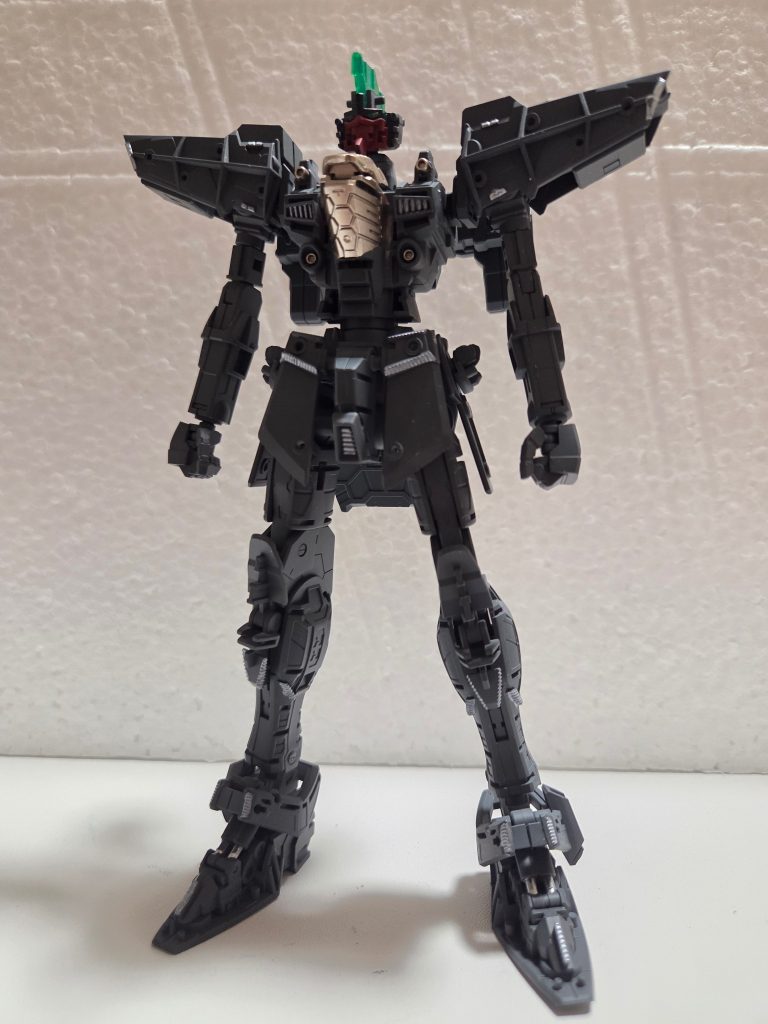 今回は前回のリベンジで黒立ち上げグラデーションにしてみました。個人的には上手くできたと思います。もう少し黒の量を減らしても良かったのですが最終決戦のイメージが強かったので…またクリアパーツなどは表に蛍光塗料、裏面にブライトシルバーで塗りディテールが浮き出るようにしました。