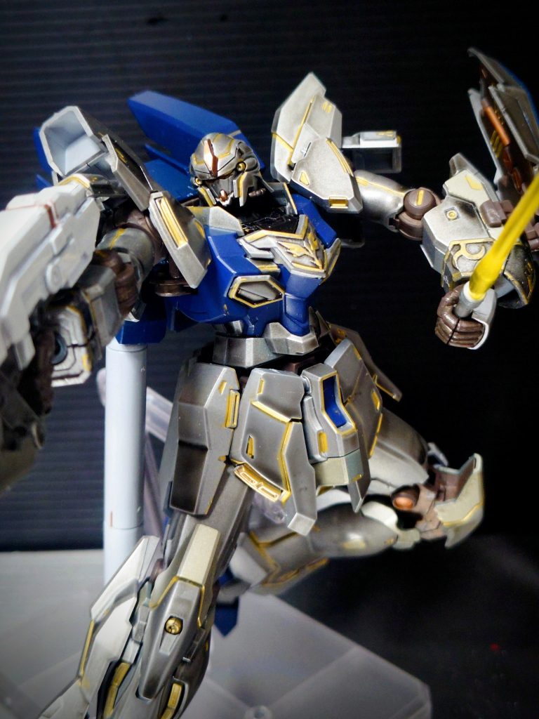 アルミシルバーにスモークグレーを重ねて鋳鉄っぽい感じにしてます。青はティターンズブルー。金の墨入れ的ラインはリアルタッチマーカーの金を使ってます。関節もリアルタッチマーカーの焼鉄色で、リアルタッチマーカーの金属色セットは便利。部分的にアクセントとしてシャンパンゴールド入れた（膝の上パーツとか）んですけど、シャンパンゴールドがかなり銀寄りであまり目立たず。