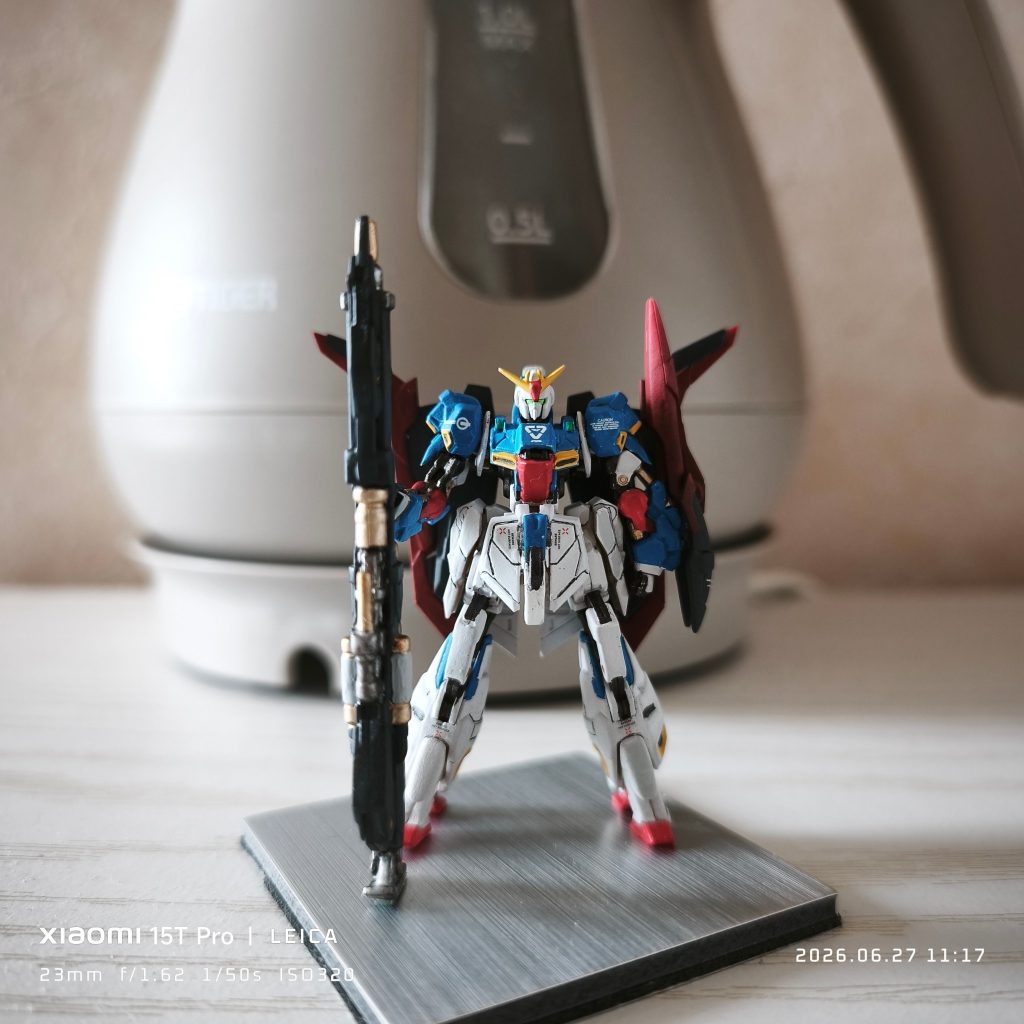 正面からハイパーメガランチャーと台座を両面テープでくっつけているので角度を変えると台座ごと回ります