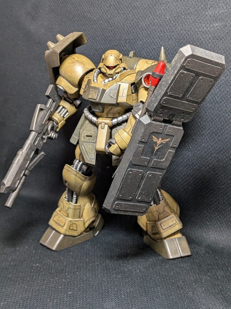 今回感じた事です。(zaku-kao8)サフからわざと塗り残しを作って重ね塗りを行い、いい感じに下地を活かせたと思います。😃グランドブラウンのウォッシングをもう少し抑えようと思いました。🤔えんぴつエッジ強調は今回初めてでしたが、面白かったです。手でこすれば取れてしまいますが、逆に黒っぽくスス汚れにも出来るな〜と感じました。😁