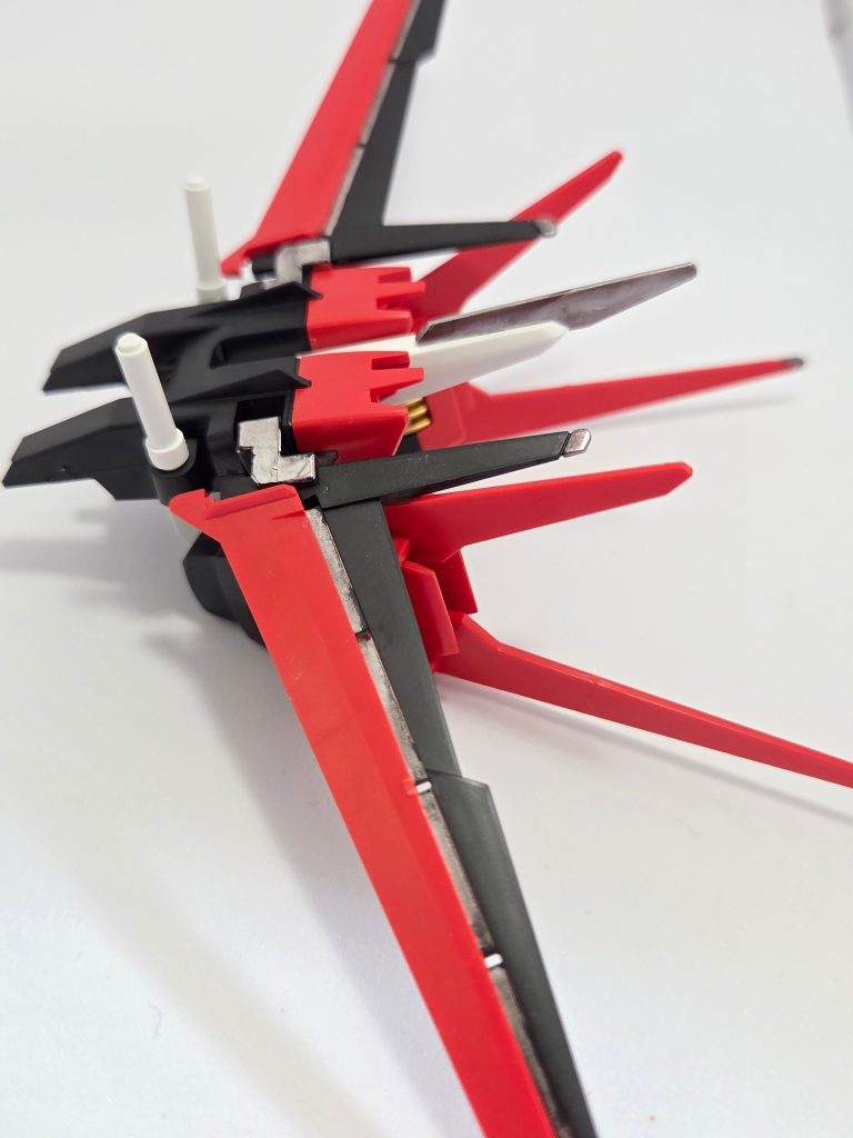 エールストライカー。接続をガンメタで塗装して、わざと接続パーツをずらしてつけることでフレームが露出しているような表現にしました。お気に入りです！