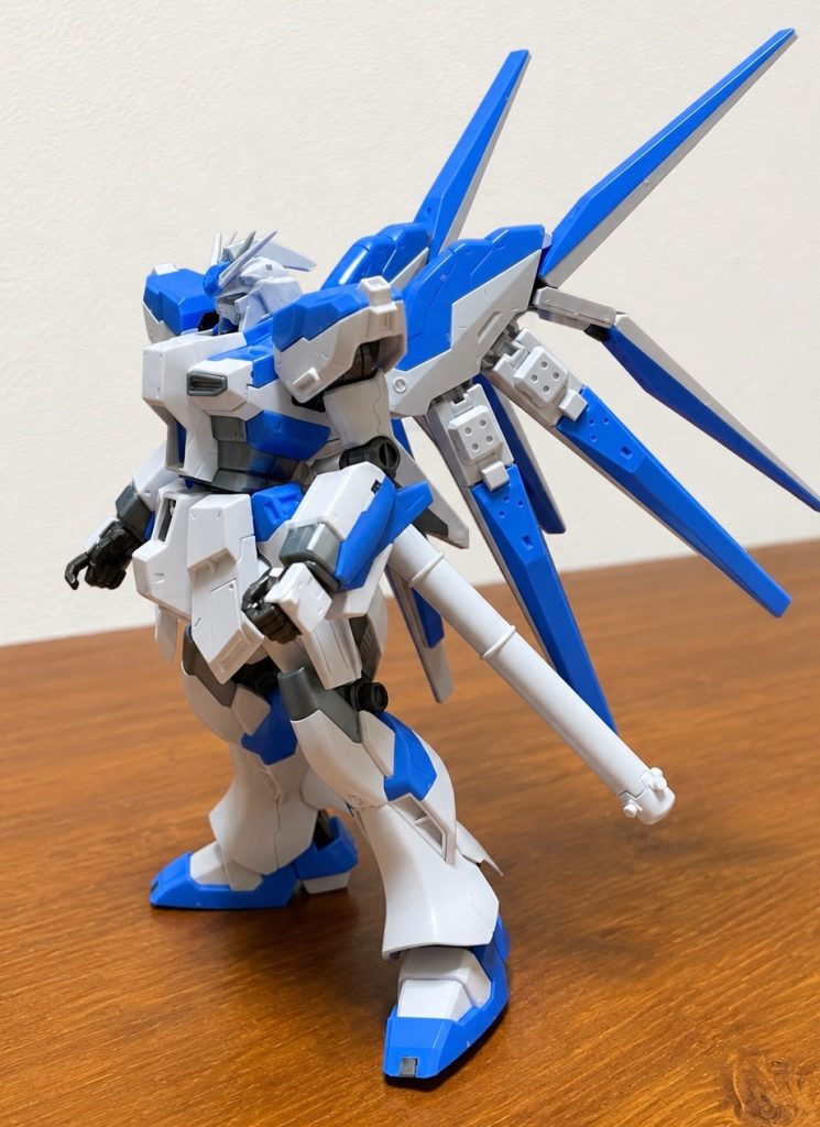 顔と胴体をいじって組みました