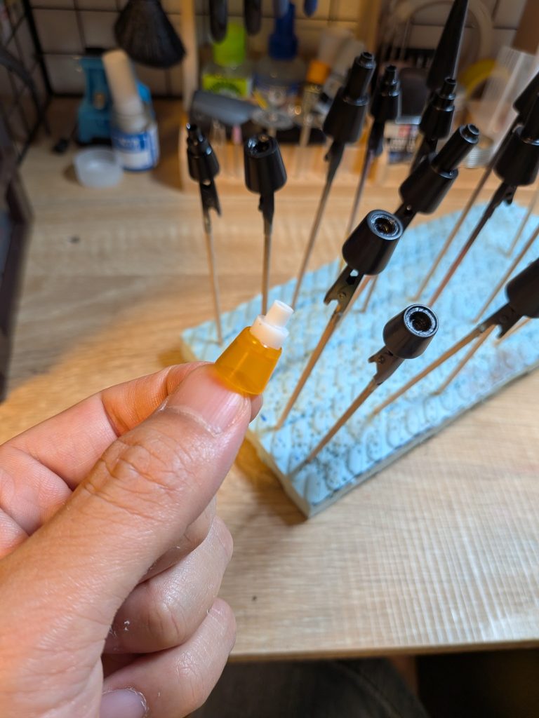 なんか道具を入れている箱の中に紛れて1つだけサフ吹いていないパーツを見つけてしまい絶望！　このあと作業再開したいと思います…😓