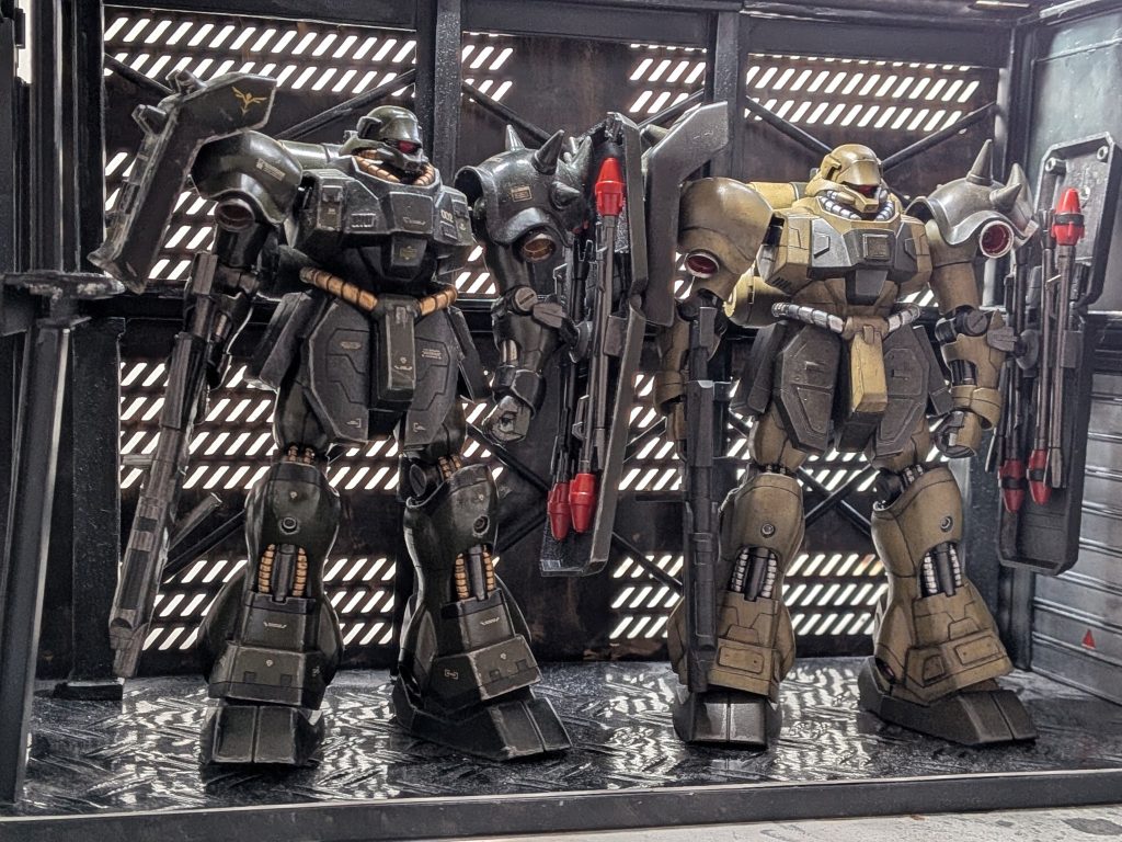 1作目のギラドーガと。大きめのHGなので、自家製格納庫ではギッチギチ！🤣