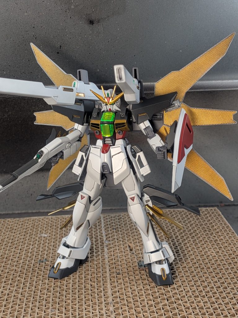 塗装レシピ関節グレー：メカサフヘヴィ本体白：MSホワイト赤：サザビーレッド黒：ティターンズブルー1ゴールド：グロスブラックからのスターブライトゴールドセンサーなどのグリーンはシールを使いました。