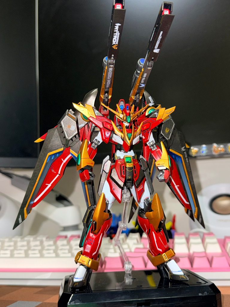 初めての塗装なのでポージングが難しく、スタンディング写真しかありませんね。(zaku-kao4)ミキシングの世界、本当に面白いと感じています。次の作品もミキシングやってきます。