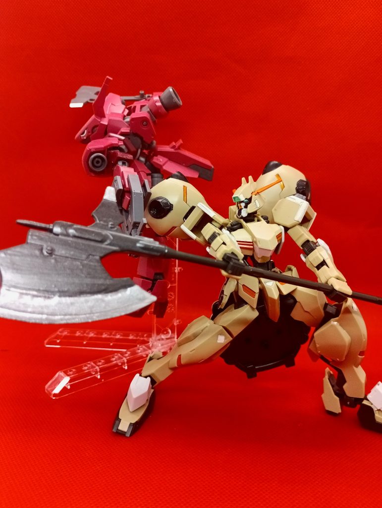 五つ目は、HGガンダムグシオンリベイクですあのカエルみたいな見た目の海賊仕様のグシオンからこんなスタイリッシュな鉄華団仕様のグシオンになったのは印象的でしたキットの方は…低価格の代わりにハルバードが付属しないのと色分けが良くないのが難点ですね価格を上げてでもそれなりの色分けとハルバードの付属はちゃんとしてほしかったです4年前に大阪に旅行した時キッズランドで手に入れたものです