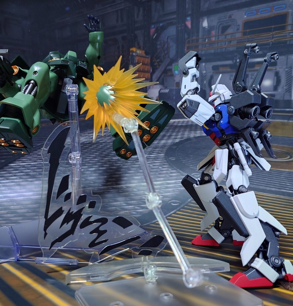 “おらおらおらおら！必殺、ガンダムパーンチ！”