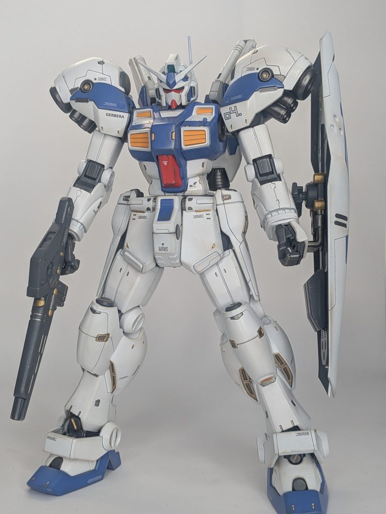 武器の保持力がなかなか高いです同梱されている装備は問題なく担げるし保持もできます、高い関節強度と良いハンドパーツ