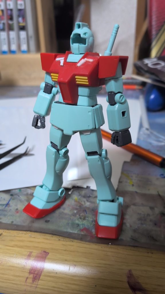 塗装前です！最初はRGバージョン2.0のガンダムのディテールを真似しようとしたんですが難しすぎてやめました(zaku-kao10)