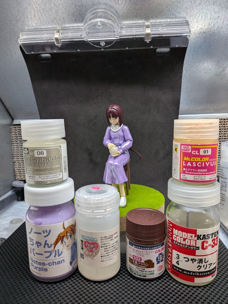 使用した塗料はこちらおよ服は暗いイメージを想定して濃いめのノーツちゃんパープルと、シルクぽさ欲しくてムーンストーンシルバーをコートお肌はホワイトビーチに、3/4つや消しクリアーをコートエリマキ？と靴はうみんちゅパール(ナイショでおパンツも🤭)椅子は大洗ブラウン当然ですが全体にトップコートはしてません色艶の統一感がお好みでありませんので、塗料の選別の段階でツヤ感を求めるようにしてます