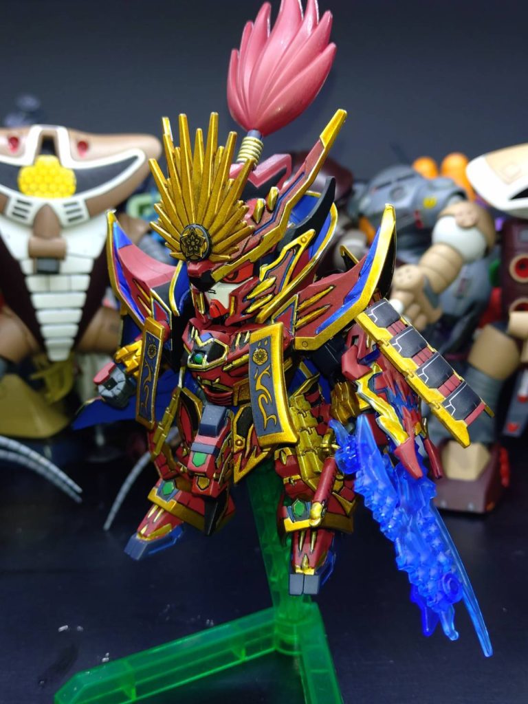 信長ガンダムエピオンのノーマルとブラックと普通のガンダムエピオンを合わせた感じの色分けになりました。前垂の2段目を外した若武者みたいな形態です。