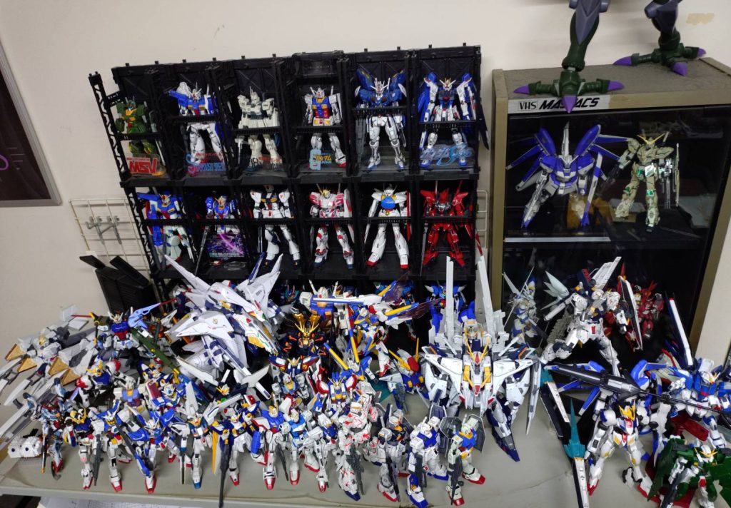 作品名：ガンダム飾り棚<p>ガンダム専用ベースシャア専用機とジオン系機体(奥にMGやRE100有)ジオン系機体大型機体(主にMGや旧HG、PGなど)大型機体は奥にガンダムエアマスター(旧HG)やクリアパーツ付きのストライクガンダムもいます)ジオン系 [&hellip;]</p>
