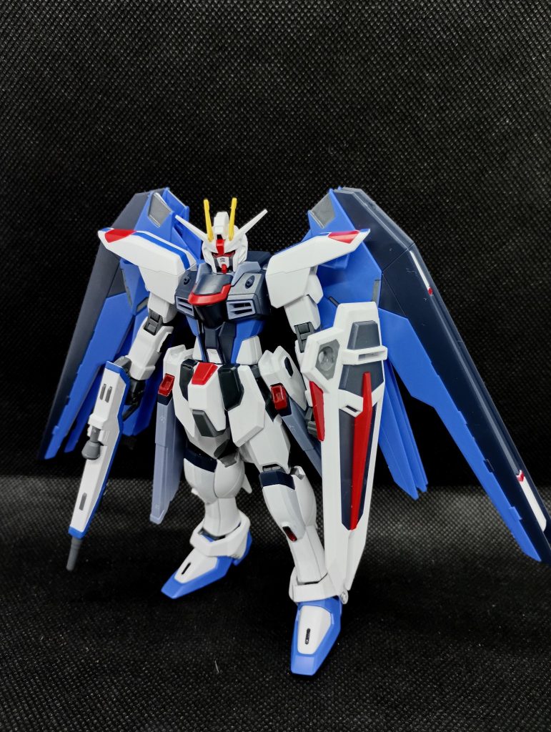 六つ目は、HGフリーダムガンダムですこれはガンダムマーカーではなくミスターカラーの瓶塗料で塗ったものですフリーダムは素体が完成されているので手を加えるのは野暮かなと思ったんですけど、HGにしてはディテールがしっかりしてるなと思ったので塗らずにはいられなかったのですまぁガンプラは自由って事で(適当)