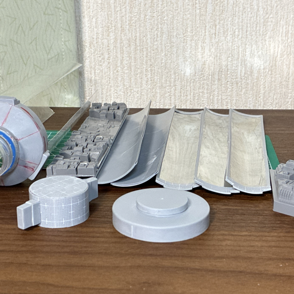 丸く切ったプラ板をピザカットして、首から鎖骨を覆いました。ここの精度出すのは難しいので、パテで隙間を埋めてます。キャップをプラ板で覆って、構造物を取り付け、キャップを閉めます。ボトルの底はカットして、プラ板で蓋をします。内側の撮影時に外せるよう、外壁をはめて固定できる溝を作ってます。ボトルから切り抜いた透明板、銀シール、曲げプラ板の3層で偏光ミラー3枚を作成。コロニー本体先端に差し込みスリット付きの箱を作って固定しました。現在ここまでです😃後は内装と、外装のディテールを時間が許す範囲で追加していきますが、落着バージョンも作るので農業ブロックは後日追加になりそうです🤔（5枚目）