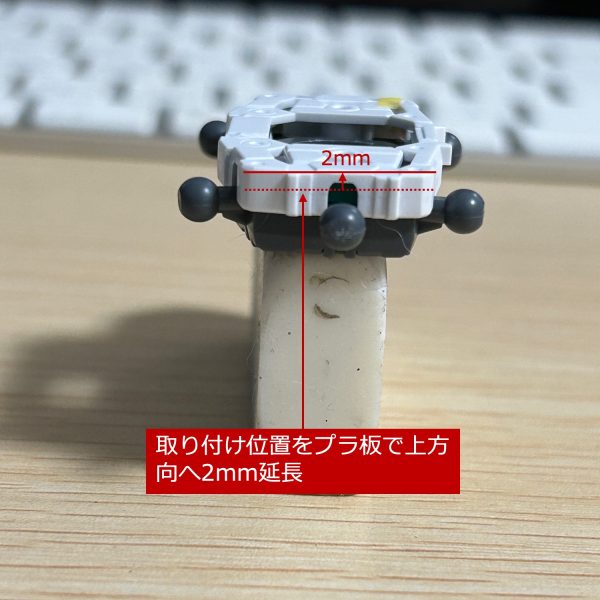 脚長解消のための加工（胴体との接続部延長、股関節接続位置変更）と追加スジ彫り、また量産型のみのディテールをプラ版から自作してつけました。（4枚目）