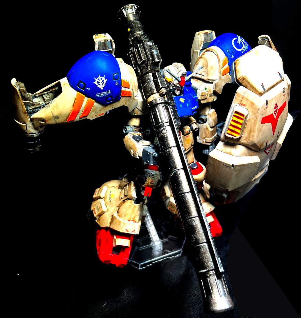 右横から見ると、GP02の独特なボリューム感がよくわかります。改修した可動部のおかげで、ポージングもしやすくなりました
