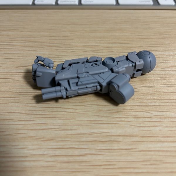 やっぱり一度作ったことのある機体はかってがわかっているので作業が早いですね。・量産型νガンダムのディテール追加・手の甲にダミーバルーン発射口をプラ版で設置・塗装剥げ防止のため肘関節のクリアランス確保加工（4枚目）
