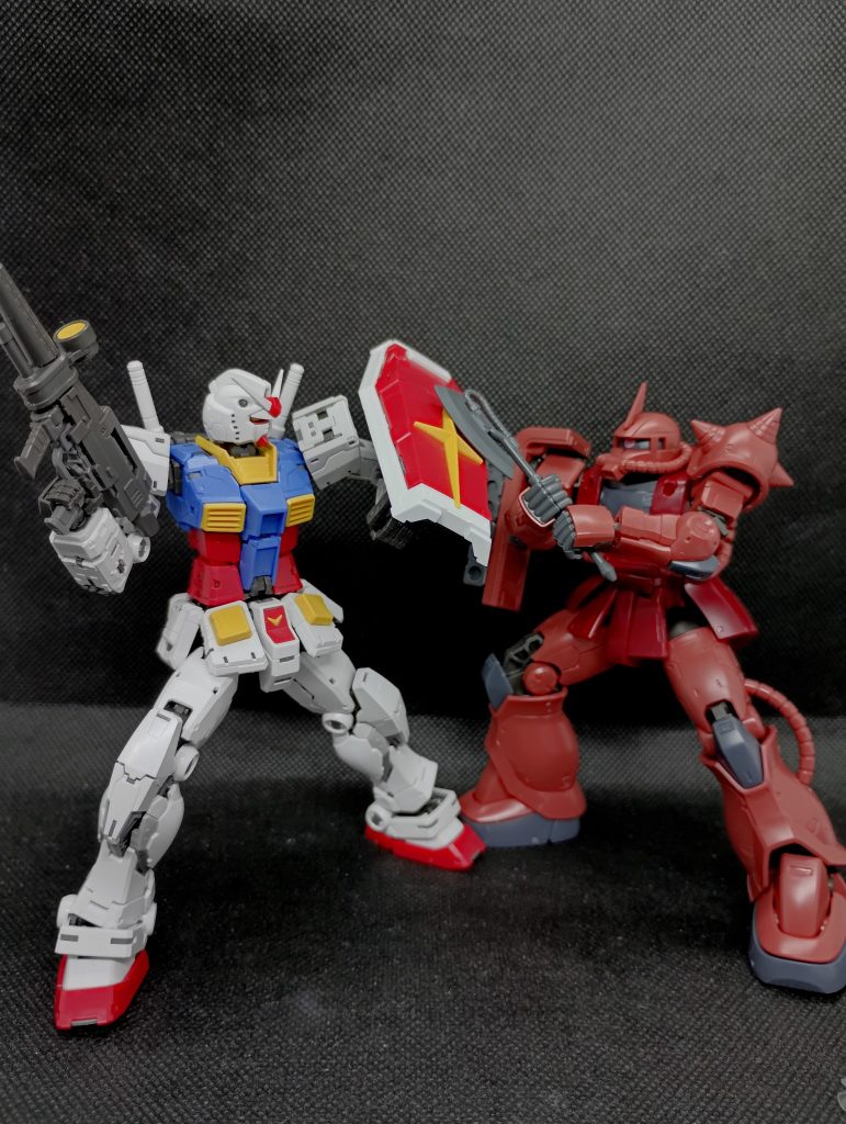 二つ目はRGガンダムver2.0(とジオリジン版シャアザク)ですガンダム45周年で発売された記念すべきキットですね、初版版はデザインに誤りがあって物議をかもしたようですが……汗(これは初版です) &nbsp;ガンダムではないですが、シャアはジオリジンの主人公なので別にここにいても問題ないですよね(適当)