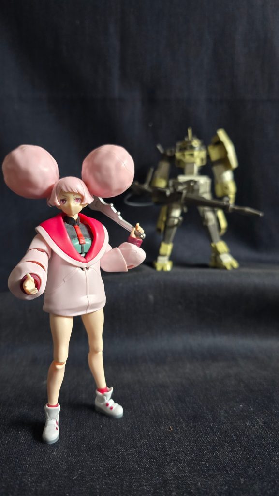 立ち姿のチュチュ先輩。クロームシルバーで塗装したモンキーレンチを持ってます。