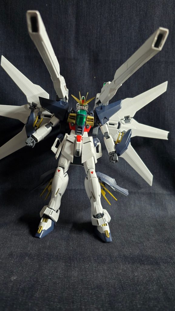ツインサテライトキャノン展開モード。リフレクター･･･逆だっけ？放熱板を薄く作り直してゴールド塗装してあります。
